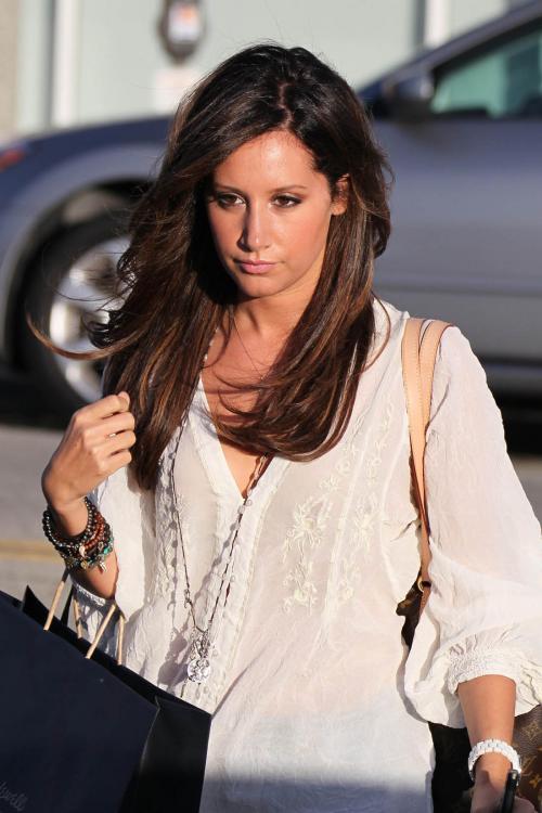 79310_ashley_tisdale_shorts_long_9_123_100lo.jpg