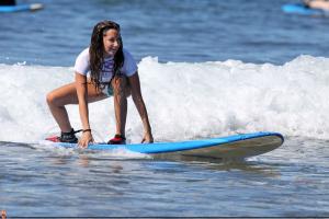 45505_ashley_tisdale_surfing_in_hawaii_on_december_31_2010_647nOwW_122_85lo.jpg