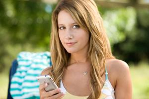 85998_Ashley_Tisdale_4_Aliens_in_the_Attic_-_press_stills2_123_561lo.jpg