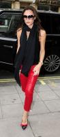 101567013_Victoria_Beckham_Shopping_01_122_539lo.jpg