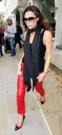 101567221_Victoria_Beckham_Shopping_01_122_547lo.jpg