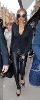 39065_Celebutopia-Victoria_Beckham_at_Scotts_Restaurant_in_London-05_122_437lo.jpg