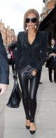 39124_Celebutopia-Victoria_Beckham_at_Scotts_Restaurant_in_London-01_122_680lo.jpg