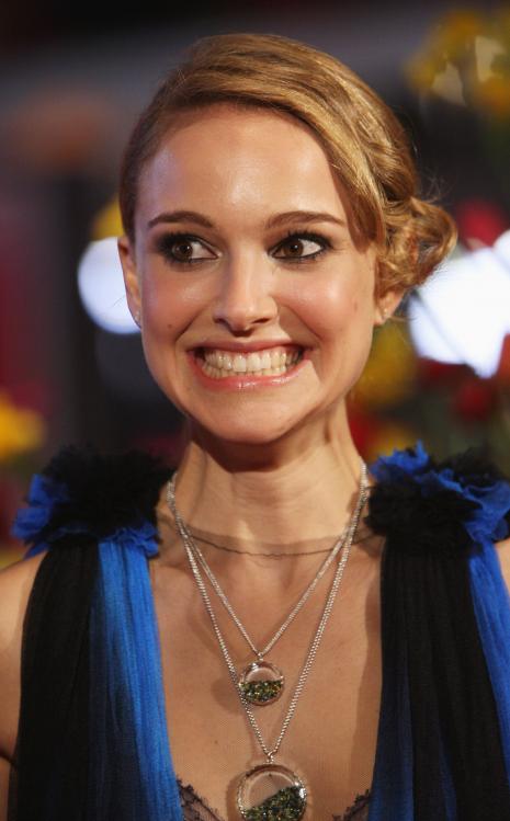 04644_Celebutopia-Natalie_Portman-The_Other_Boleyn_Girl_Premiere-10_122_1076lo.jpg