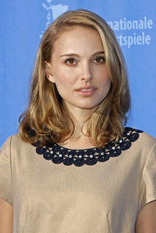 91562_Celebutopia-Natalie_Portman-The_Other_Boleyn_Girl_Photocall-03_122_571lo.jpg