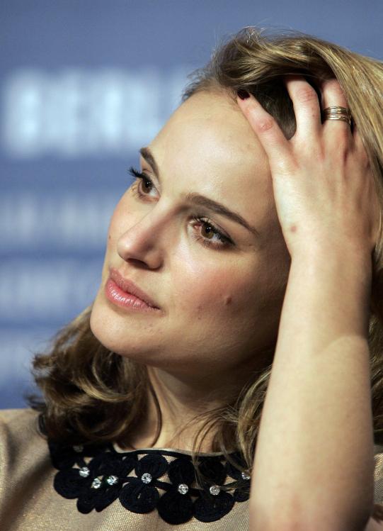 91576_Celebutopia-Natalie_Portman-The_Other_Boleyn_Girl_Photocall-05_122_368lo.jpg