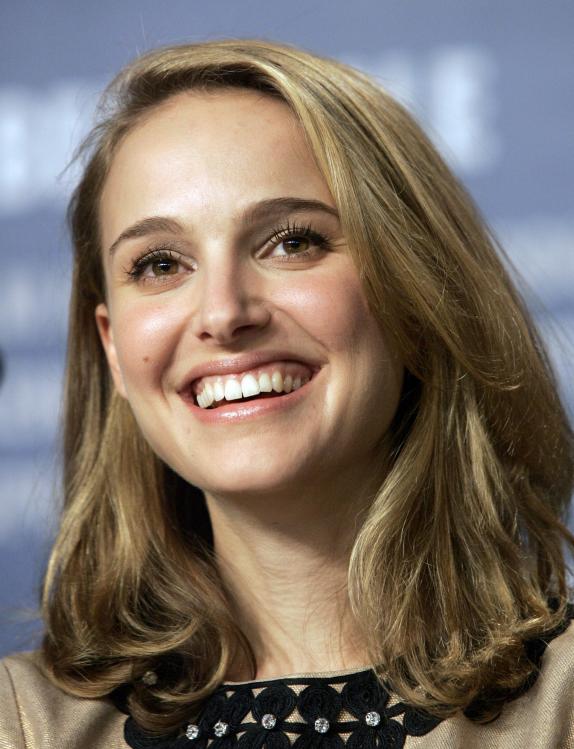 91583_Celebutopia-Natalie_Portman-The_Other_Boleyn_Girl_Photocall-07_122_247lo.jpg