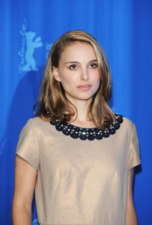 91740_Celebutopia-Natalie_Portman-The_Other_Boleyn_Girl_Photocall-13_122_740lo.jpg