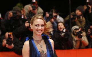 04508_Celebutopia-Natalie_Portman-The_Other_Boleyn_Girl_Premiere-04_122_512lo.jpg