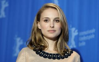 91538_Celebutopia-Natalie_Portman-The_Other_Boleyn_Girl_Photocall-01_122_516lo.jpg