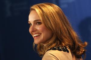 91695_Celebutopia-Natalie_Portman-The_Other_Boleyn_Girl_Photocall-11_122_38lo.jpg