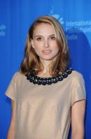 91697_Celebutopia-Natalie_Portman-The_Other_Boleyn_Girl_Photocall-12_122_17lo.jpg