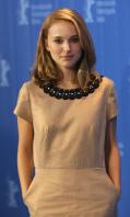 91753_Celebutopia-Natalie_Portman-The_Other_Boleyn_Girl_Photocall-15_122_530lo.jpg