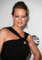 19745_JeriRyan_2010ABCSummerPressTour_04_122_365lo.jpg