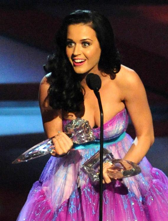 114050576_KatyPerry01052011_37thPeoplesChoiceAwards39.jpg