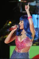 81291_KatyPerry_2010MTVMovieAwardssHOW_June6th_021_122_106lo.JPG