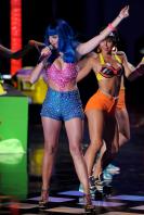 81873_KatyPerry_2010MTVMovieAwardssHOW_June6th_012_122_347lo.jpg