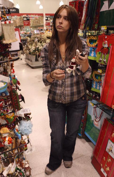 97881_JLH_Christmas_Shopping_Candids_02_122_336lo.jpg