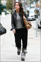 5EUI3MZ5O4_Jennifer_Love_Hewitt_-_Out_And_About_In_Los_Angeles_-_Nov_19_10_.jpg