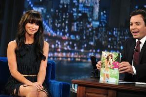 88949945_Jennifer_Love_Hewitt_appears_on_Late_Night_with_Jimmy_Fallon_show_1_122_182lo.jpg