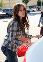 97893_JLH_Christmas_Shopping_Candids_09_122_421lo.jpg