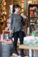 OYOZ688VOJ_Jennifer_Love_Hewitt_-_shopping_at_the_Paper_Source_-_Oct_26_3_.jpg