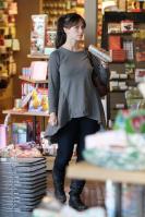 P2L4A9818Z_Jennifer_Love_Hewitt_-_shopping_at_the_Paper_Source_-_Oct_26_6_.jpg