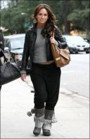 ZLVAYEJMHI_Jennifer_Love_Hewitt_-_Out_And_About_In_Los_Angeles_-_Nov_19_7_.jpg