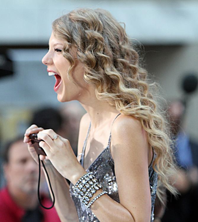 103991356_16313-taylor25102010swift157-122-484lo.jpg