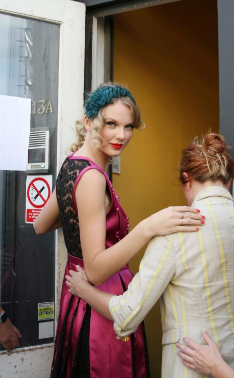 63800_Preppie_-_Taylor_Swift_takes_part_in_a_photoshoot_in_London_-_August_24_2009_374_122_22lo.jpg