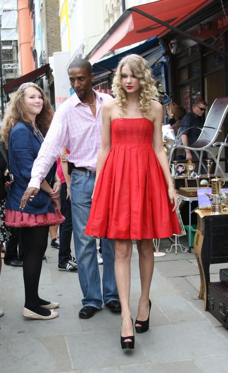 63861_Preppie_-_Taylor_Swift_takes_part_in_a_photoshoot_in_London_-_August_24_2009_9243_122_491lo.jpg