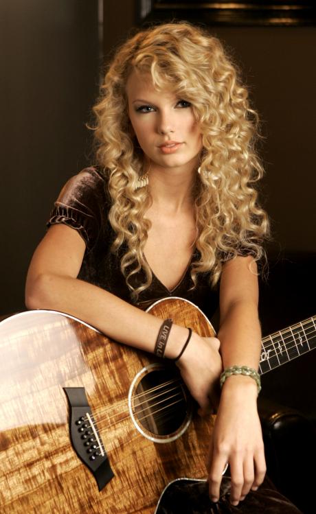 86456taylorswiftmarkhumbj9.jpg