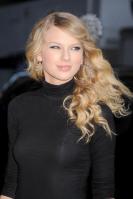 38554_Taylor_Swift_-_Visits_Late_Show_New_York_-_10th_Nov_2008_036_122_1157lo.jpg