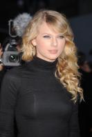 38586_Taylor_Swift_-_Visits_Late_Show_New_York_-_10th_Nov_2008_038_122_436lo.jpg