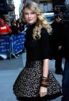 39602_Taylor_Swift_-_Visits_Late_Show_New_York_-_10th_Nov_2008_021_122_591lo.jpg