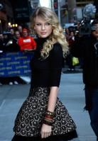 39655_Taylor_Swift_-_Visits_Late_Show_New_York_-_10th_Nov_2008_022_122_240lo.jpg