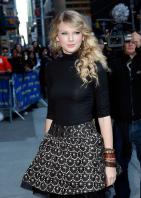 39740_Taylor_Swift_-_Visits_Late_Show_New_York_-_10th_Nov_2008_025_122_211lo.jpg