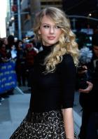 39814_Taylor_Swift_-_Visits_Late_Show_New_York_-_10th_Nov_2008_026_122_551lo.jpg