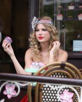 63787_Preppie_-_Taylor_Swift_takes_part_in_a_photoshoot_in_London_-_August_24_2009_0184_122_48lo.jpg