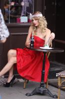 63805_Preppie_-_Taylor_Swift_takes_part_in_a_photoshoot_in_London_-_August_24_2009_590_122_572lo.jpg