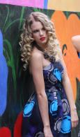 63833_Preppie_-_Taylor_Swift_takes_part_in_a_photoshoot_in_London_-_August_24_2009_3288_122_86lo.jpg