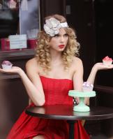 63843_Preppie_-_Taylor_Swift_takes_part_in_a_photoshoot_in_London_-_August_24_2009_6174_122_167lo.jpg