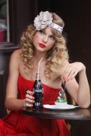 63846_Preppie_-_Taylor_Swift_takes_part_in_a_photoshoot_in_London_-_August_24_2009_7128_122_431lo.jpg