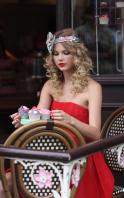 63853_Preppie_-_Taylor_Swift_takes_part_in_a_photoshoot_in_London_-_August_24_2009_9191_122_498lo.jpg