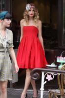 63855_Preppie_-_Taylor_Swift_takes_part_in_a_photoshoot_in_London_-_August_24_2009_9215_122_531lo.jpg