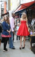 63858_Preppie_-_Taylor_Swift_takes_part_in_a_photoshoot_in_London_-_August_24_2009_9237_122_182lo.jpg