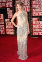 7IN0PQUPR1_90805_Celebutopia-Taylor_Swift_arrives_at_the_2009_MTV_Video_Music_Awards-01_122_80lo.jpg