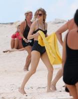 91321742_KA_Taylor_Swift_In_A_Bikini_In_The_Bahamas_19.06.10_006_122_431lo.jpg