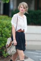 93250613_72916_TaylorSwift_makingherwaytoBrickstopsrestaurantinNashville_August1320102_122_462lo.jpg