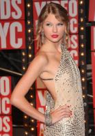 XMSYV9BQ3V_93470_Celebutopia-Taylor_Swift_arrives_at_the_2009_MTV_Video_Music_Awards-02_122_355lo.jpg